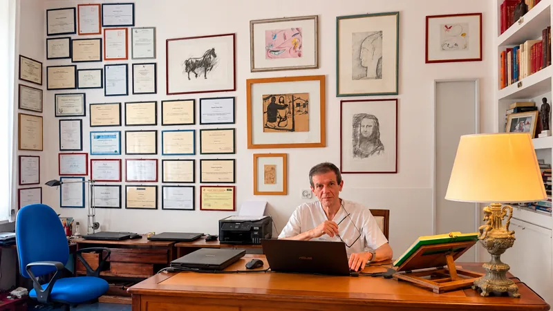 Dott. Fabio Elvio Farello nel suo studio medico a Roma