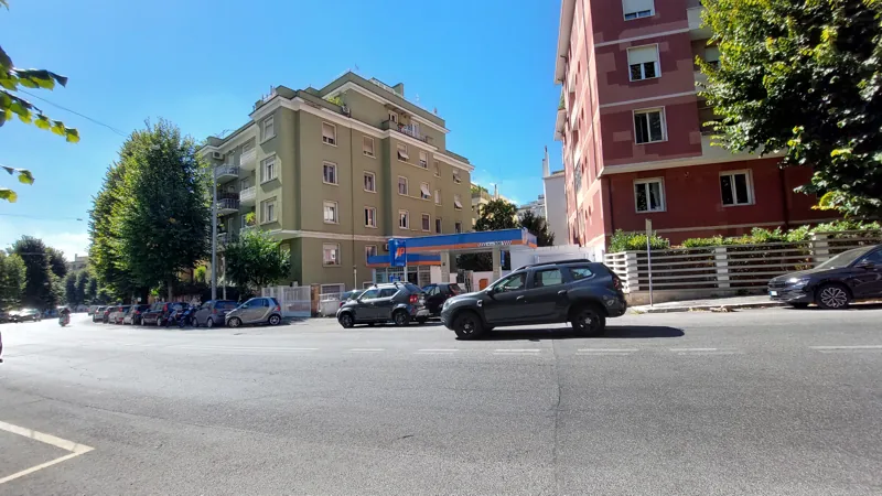 Veduta esterna dell’edificio dello studio in Viale delle Medaglie d’Oro a Roma